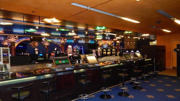 Blackjack Card Counting and Bankroll Guide: How to Manage Bets, Use Effective Spreads, and Maximize Your Edge at the Tables